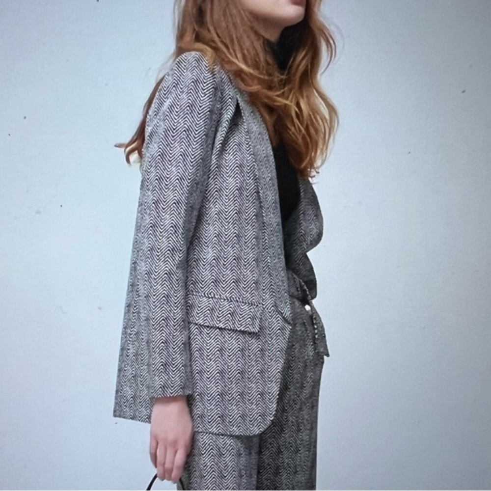 White Houe Black Market The Relaxed Blazer | Size 10P - Picture 3 of 6